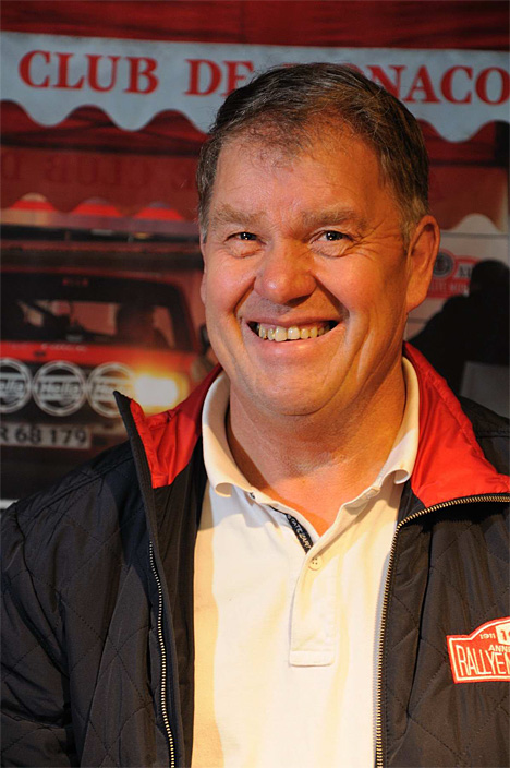 Lars Bækkelund er tidligere danmarksmester i hastighedsrally og ekspert i kørsel i sne og is. Her ses han foran en fotostat af sin bil på målrampen i Monaco
(Foto: Michael Eisenberg)